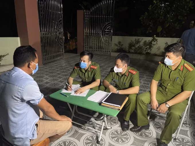 Lực lượng chức năng lập biên bản vi phạm khai thác đất trái phép
