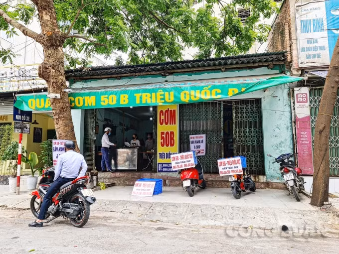 Nhiều cửa hàng không bán hàng tại chỗ mà tăng cường lực lượng giao hàng cho khách