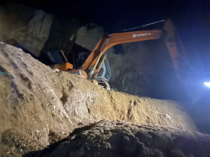 Người dân đã đưa máy xúc, máy ủi vào quả đồi để khai thác đất trái phép
