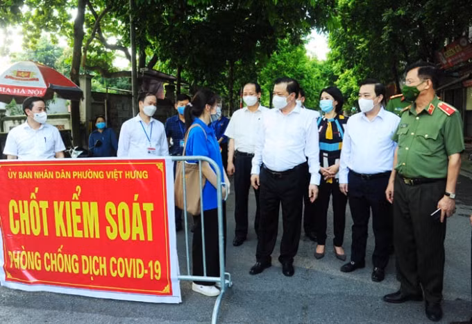 Bí thư Thành ủy Đinh Tiến Dũng kiểm tra công tác phòng, chống dịch Covid-19 tại phường Việt Hưng. Ảnh: Nguyễn Thành