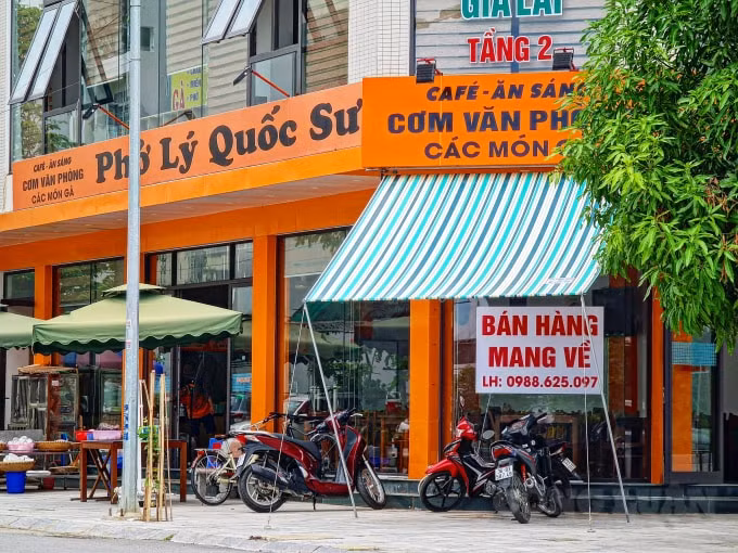 Nhiều cửa hàng đã chủ động treo biển chỉ bán hàng mang về