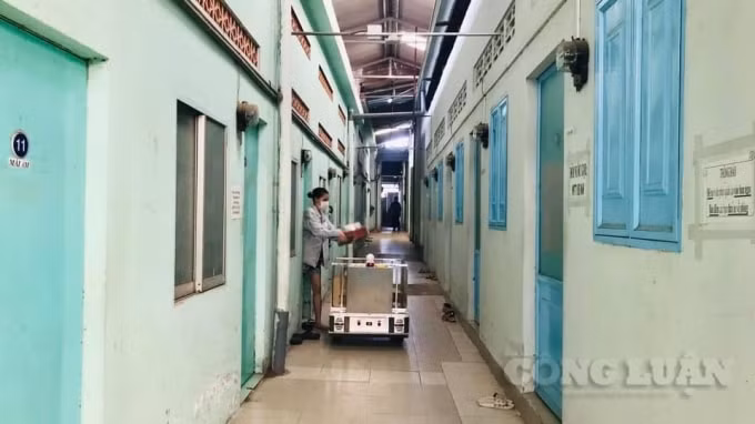 Thử nghiệm robot vận chuyển nhu yếu phẩm cho người dân.