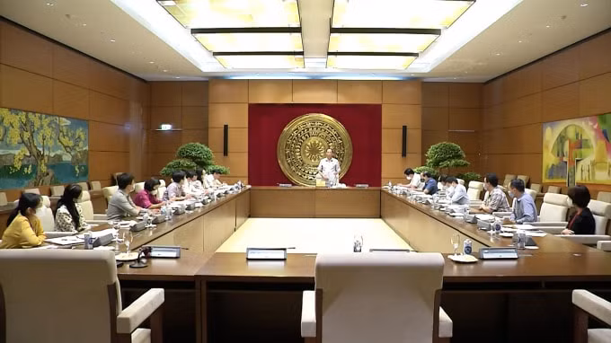 Thượng tướng Trần Quang Phương - Phó Chủ tịch Quốc hội, làm việc với Tổng Thư ký Quốc hội, lãnh đạo Văn phòng Quốc hội và Vụ phục vụ hoạt động giám sát về triển khai công tác tham mưu, phục vụ hoạt động giám sát của Quốc hội, Ủy ban Thường vụ Quốc hội.