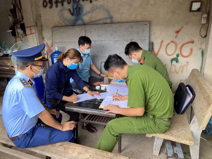 Đoàn kiểm tra liên ngành cơ động Phòng chống dịch động vật tỉnh Bắc Giang đã phát hiện 1 phương tiện chở 1 tấn lợn bệnh từ Thái Bình về Bắc Giang tiêu thụ.