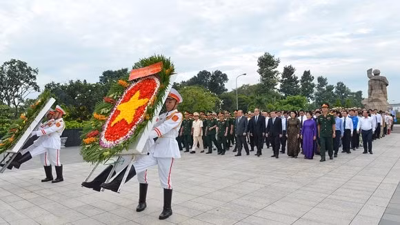Đoàn đại biểu tới dâng hoa, dâng hương tại Nghĩa trang liệt sĩ TP. HCM. Ảnh: SGGP.