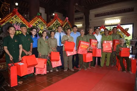Phó Thủ tướng tặng quà các cựu TNXP tại Truông Bồn. Ảnh: VGP