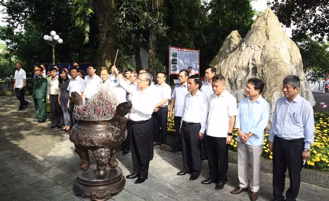 Thường trực Ban Bí thư Trần Quốc Vượng và Đoàn công tác dâng hương Khu Di tích Lịch sử Quốc gia 27/7 . Ảnh BTN