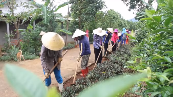 Bà con nhân dân cùng chính quyền địa phương xây dựng Nông thôn mới.