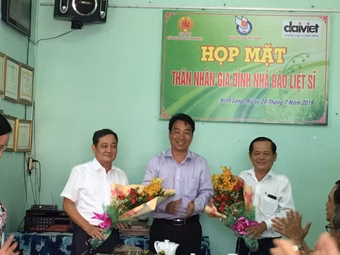 Ông Lữ Quang Ngời - PCT UBND tỉnh Vĩnh Long tặng hoa cảm ơn Hội Nhà báo Việt Nam và báo Nhà báo & Công luận.
