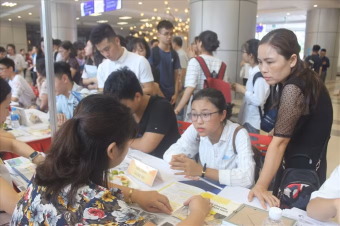 Các trường Đại học, Cao đẳng đang ồ ạt tuyển sinh, Bộ GD&ĐT chỉ đạo nếu lấy điểm sàn dưới 14 phải làm giải trình. Ảnh: theo Laodong