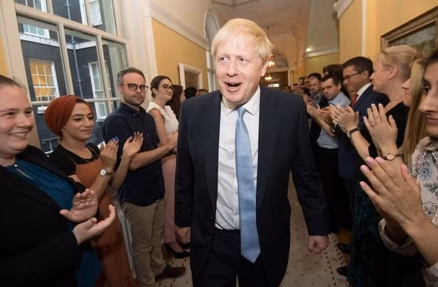Thủ tướng Anh Boris Johnson bước vào số 10 phố Downing. Ảnh: Reuters