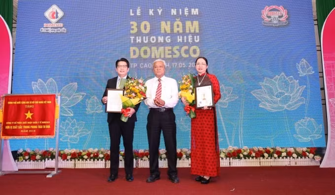 Ông Lê Bửu Trí - Chủ tịch HĐQT và bà Lương Thị Hương Giang - Phó Chủ tịch HĐQT kiêm Tổng Giám đốc tại lễ kỷ niệm 30 năm thương hiệu DOMESCO.