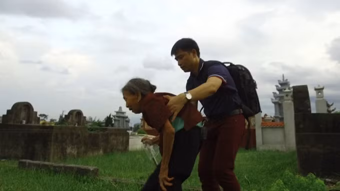 Tác giả cùng mẹ Hà Thị Xuân ra mộ liệt sỹ.