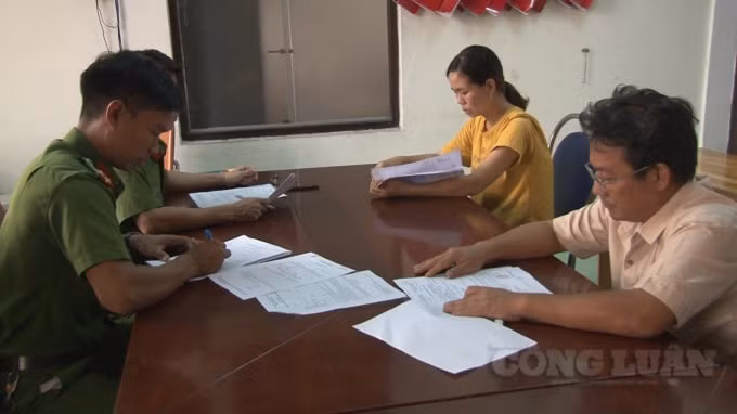 Các bị can tại cơ quan công an.