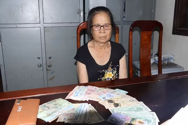 Đối tượng Lê Thị Tuấn cùng tang vật. Ảnh: CAHT