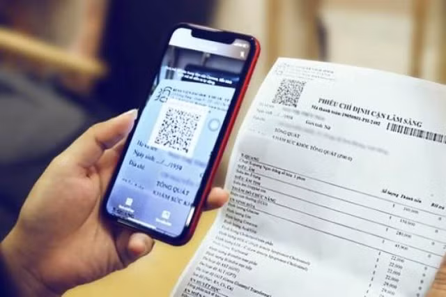Người dân có thể thanh toán ngay viện phí mà không cần phải xếp hàng, giảm thời gian chờ đợi, đơn giản hóa thủ tục. Ảnh: TL