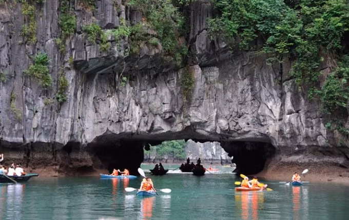 Cửa hang Luồn xuyên qua lòng dãy núi lớn trên đảo Bồ Hòn.
