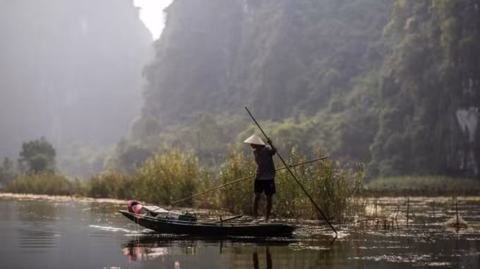 Bộ ba hang động ở Tam Cốc - hang Cá, hang Hai và hang Ba - tất cả đều cho phép du khách ghé thăm bằng cách đi thuyền từ làng Văn Lâm.