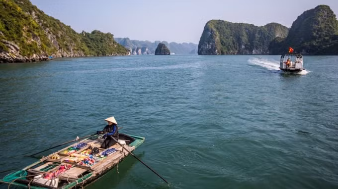 Nhắc đến vịnh Hạ Long người ta sẽ nghĩ ngay đến hàng ngàn hòn đảo đá vôi lênh đênh trên mặt nước.