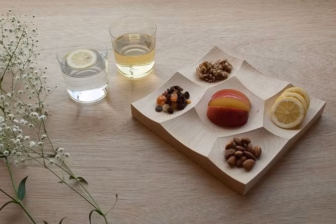Chiếc đĩa gỗ trông đơn giả nhưng đựng được nhiều thứ.
