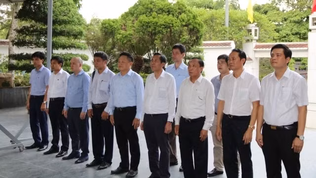 Đoàn công tác Báo Nhân Dân do đồng chí Thuận Hữu, Ủy viên T.Ư Đảng, Tổng Biên tập Báo Nhân Dân, Phó Trưởng Ban Tuyên giáo T.Ư, Chủ tịch Hội Nhà báo Việt Nam làm trưởng đoàn cùng đến dâng hoa và hương tại khu mộ 10 nữ Anh hùng liệt sĩ TNXP Ngã ba Đồng Lộc. Ảnh: PV