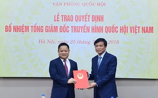 Tổng Thư ký Quốc hội, Chủ nhiệm Văn phòng Quốc hội Nguyễn Hạnh Phúc trao Quyết định bổ nhiệm Tổng Giám đốc Truyền hình Quốc hội Việt Nam cho ông Vũ Minh Tuấn. Ảnh: VGP
