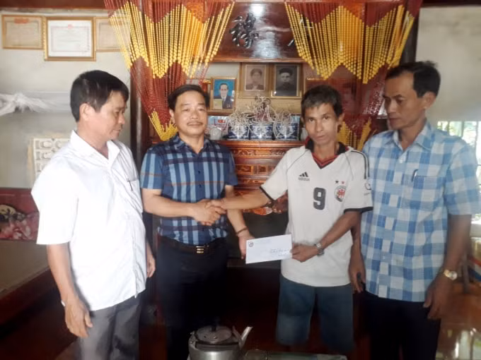 Chủ tịch HNB tỉnh Nghệ AN thăm hỏi, tặng quà thân nhân liệt sỹ nhà báo Phạm Hồ nhân ngày 27/7. Ảnh: Quốc Tuấn