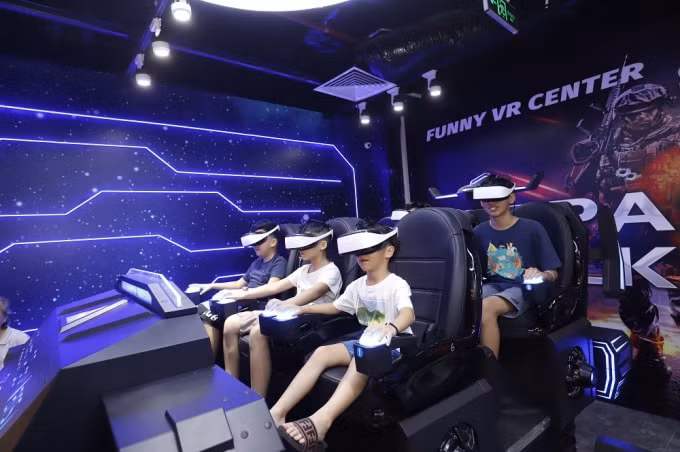 Các khách hàng nhí cảm thấy “quá đã” với các trò chơi công nghệ cao tại tầng 3 TTTM.
