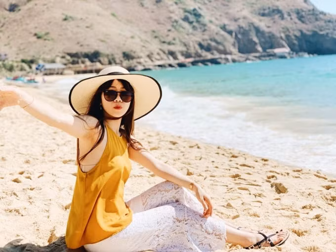 Kỳ Co hiện ra trước mắt chúng tôi với làn nước biển trong vắt, sóng êm, bờ cát trắng thoai thoải