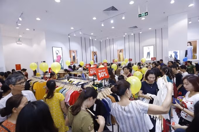 Các chương trình khuyến mại ưu đãi đã mang tới cơ hội shopping “cực đã” khiến các chị em phụ nữ “thả ga” mua sắm.