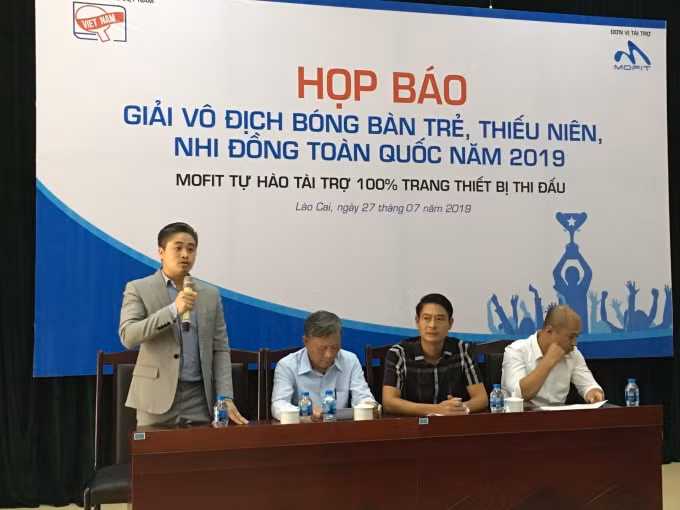 Ông Đặng Thanh Hải - Công ty Mofico giải thích về hệ thống bàn mới dành riêng cho thiếu niên, nhi đồng. Ảnh: V.H