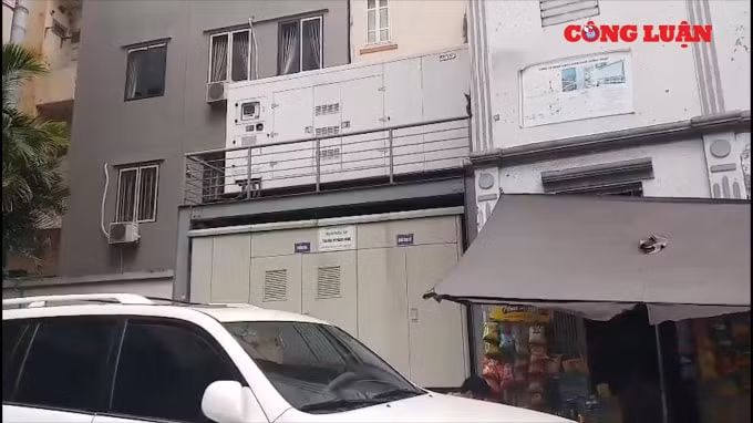Trạm biến áp được đặt ngay cạnh lối ra vào sát với tòa nhà rất dễ gây ra cháy nổ.