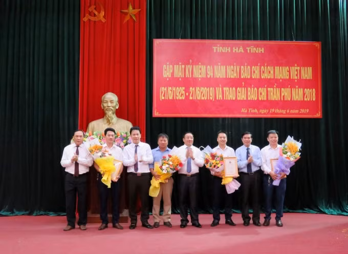 Các đồng chí lãnh đạo Tỉnh ủy, UBND tỉnh Hà Tĩnh trao Giấy chứng nhận, tặng hoa chúc mừng tác giả, nhóm tác giả đạt 2 giải A giải báo chí Trần Phú năm 2018. Ảnh: Quốc Tuấn