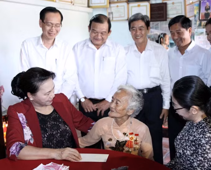 Chủ tịch Quốc hội Nguyễn Thị Kim Ngân đến thăm và tặng quà Mẹ Việt Nam anh hùng Kiều Thị Nông. Ảnh TTXVN