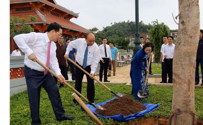 Thủ tướng Chính phủ Nguyễn Xuân Phúc; Phó Thủ tướng Vương Đình Huệ và Bí thư Tỉnh ủy Yên Bái Phạm Thị Thanh Trà trồng cây lưu niệm tại Di tích khu mộ Nguyễn Thái Học cùng các chiến sĩ đã hy sinh trong cuộc khởi nghĩa Yên Bái.