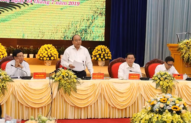 Thủ tướng Nguyễn Xuân Phúc - Trưởng Tiểu ban Kinh tế - Xã hội Đại hội đại biểu toàn quốc lần thứ XIII của Đảng, phát biểu chỉ đạo tại buổi làm việc.