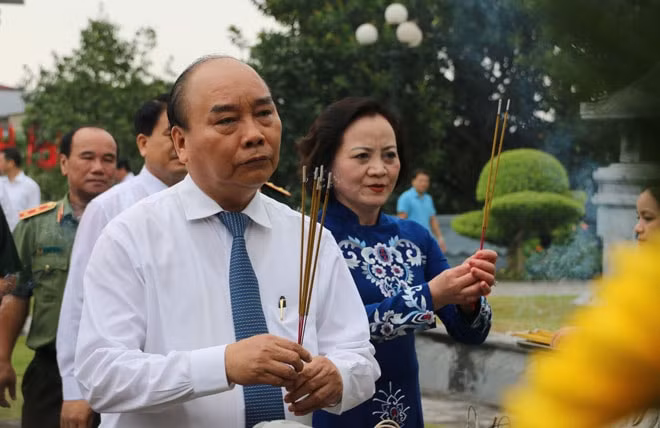 Thủ tướng Nguyễn Xuân Phúc cùng đoàn công tác dâng hương tại Di tích khu mộ Nguyễn Thái Học cùng các chiến sĩ hy sinh trong Cuộc khởi nghĩa Yên Bái.