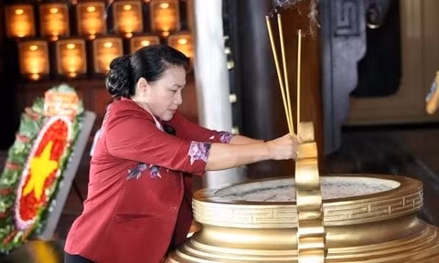 Chủ tịch Quốc hội Nguyễn Thị Kim Ngân dâng hương, dâng hoa tưởng niệm các Anh hùng Liệt sĩ, Mẹ Việt Nam Anh hùng, các bậc tiền bối Cách mạng tại Khu truyền thống Cách mạng Sài Gòn-Chợ Lớn-Gia Định. Ảnh TTXVN