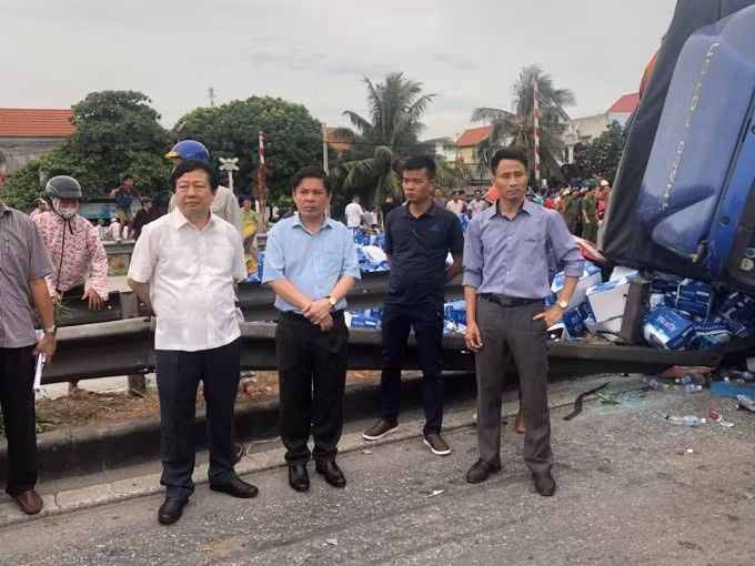 Bộ trưởng Bộ GTVT Nguyễn Văn Thể có mặt tại hiện trường chỉ đạo khắc phục hậu quả vụ tai nạn. Ảnh: TL