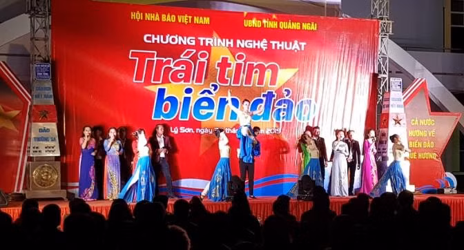 Chương trình nghệ thuật là những ca khúc hát về biển đảo. Ảnh: Lê Bá Sơn