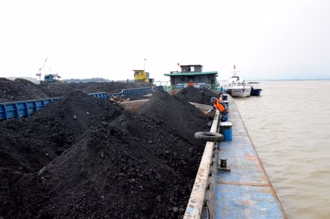 Tàu TB 1338 chở 1.000 tấn than không rõ nguồn gốc bị tạm giữ. Ảnh - Cảnh sát biển