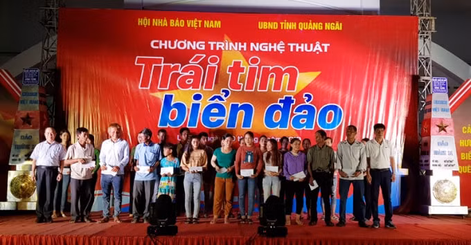 Đồng chí Trần Bá Dung - Ủy viên Ban Thường vụ, Trưởng Ban Nghiệp vụ Hội Nhà báo Việt Nam trao quà cho các gia đình ngư dân có hoàn cảnh khó khăn. Ảnh: Lê Bá Sơn