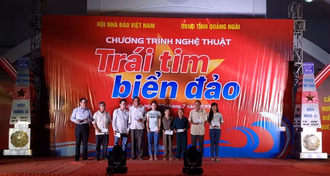 Đồng chí Mai Đức Lộc - Phó Chủ tịch Hội Nhà báo Việt Nam trao quà cho đại diện các gia đình Thương binh liệt sĩ. Ảnh: Lê Bá Sơn