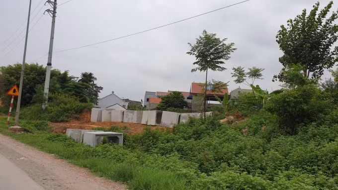 Đoạn đê quốc lộ 6 chạy qua xã Trường Yên đang bị xâm lấn nghiêm trọng