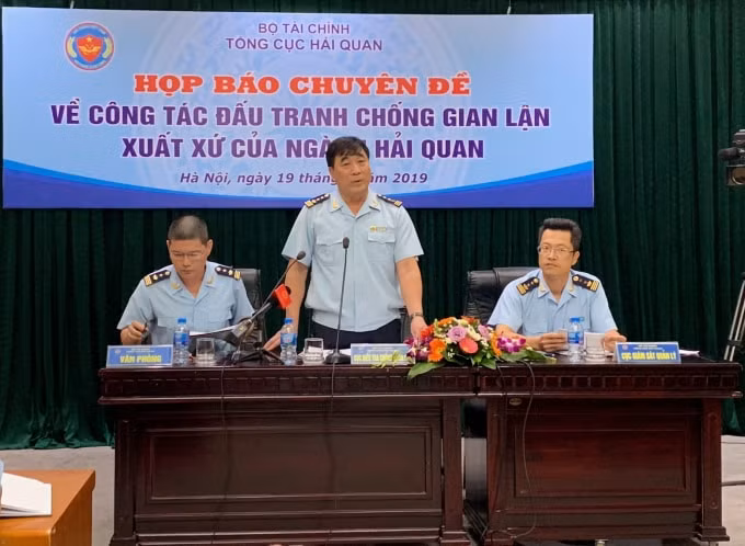 Đại diện Tổng cục Hải quan thông tin về các thủ đoạn gian lận xuất xứ hàng hóa tại cuộc họp báo. Ảnh: Dương Lâm