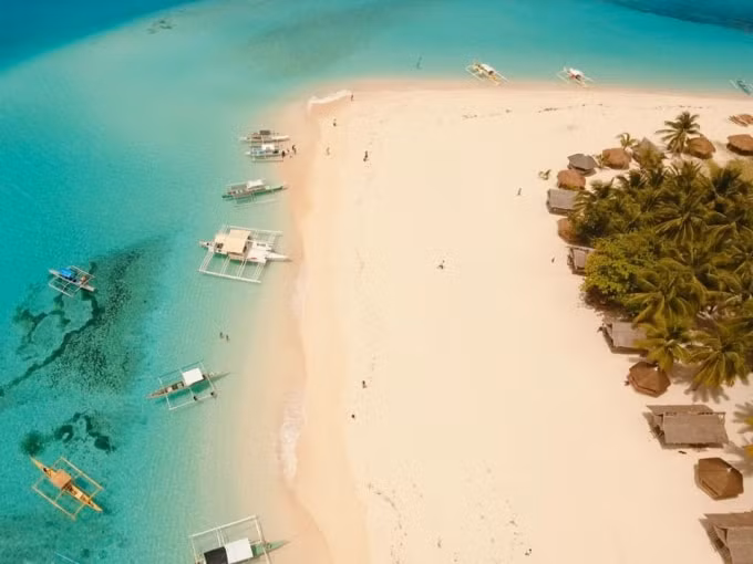 Một bãi biển trên đảo Daco, Siargao, Philippines.