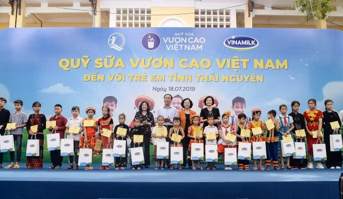 Các đại biểu thực hiện nghi thức mở quà tặng, tượng trưng cho những hộp sữa mà Vinamilk và Quỹ sữa Vươn cao Việt Nam sẽ dành tặng đến các em học sinh Thái Nguyên.