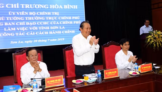Phó Thủ tướng Thường trực Trương Hòa Bình phát biểu đánh giá Sơn La nhiều đổi mới tư duy phát triển kinh tế và cải cách hành chính. Ảnh: VGP