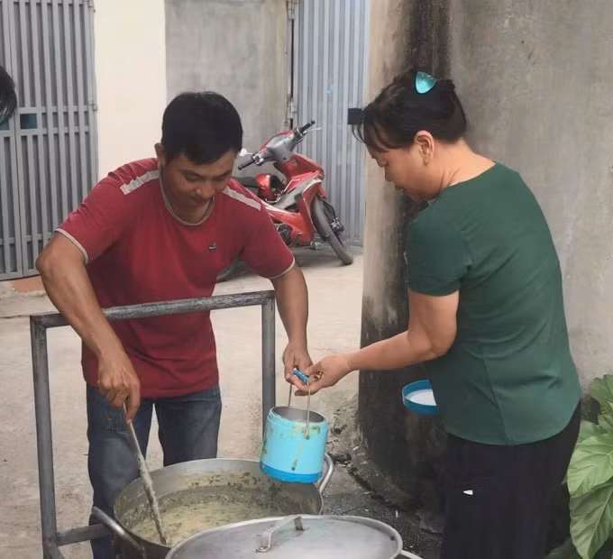 Những bát cháo đến tận tay những bệnh nhân