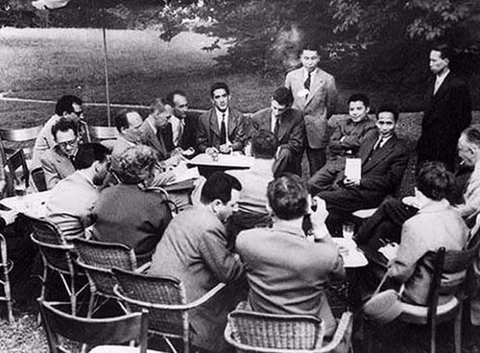 Phó Thủ tướng Phạm Văn Đồng và Phái đoàn VNDCCH tiếp các nhà báo dân chủ sau khi Hội nghị Geneva kết thúc, tháng 7/1954. Ảnh: Lưu trữ BNG